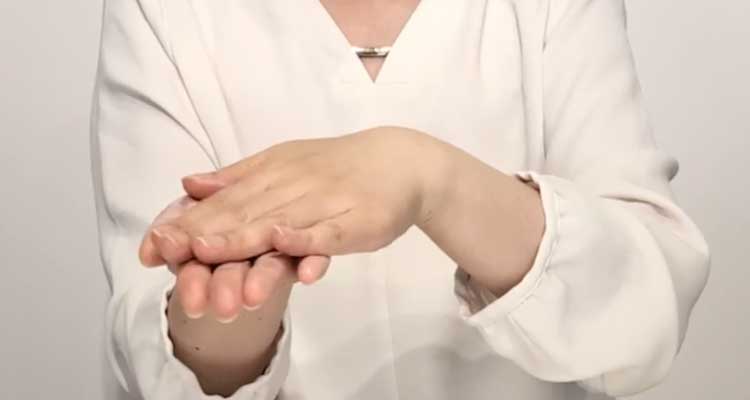 ファンデレス P.I.をよく振って1円玉大を両手に広げてなじませます。